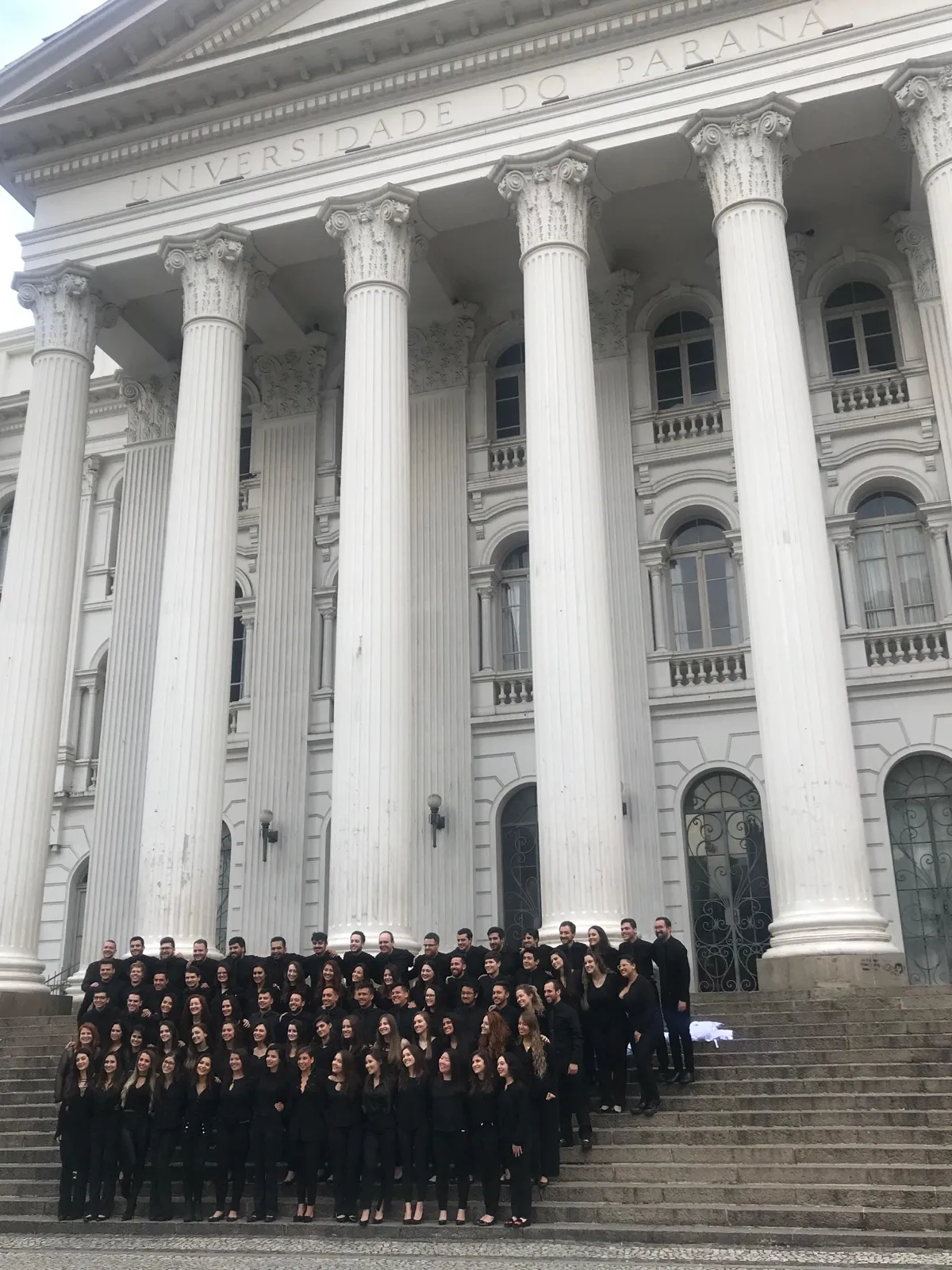 A turma de formatura em Medicina reunida na escadaria do prédio histórico da Universidade Federal do Paraná, em Curitiba.
